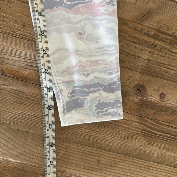 Beyond Yoga
Olympus High Waisted Midi Legging Pastel Waves - Picture 8 of 9